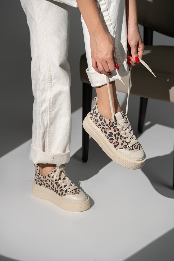 Amber  Bej  Hakiki  Süet Deri Leopar Detaylı Bağcıklı Kadın Sneaker