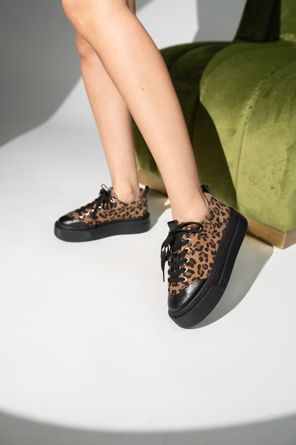 Amber  Taba Hakiki  Süet Deri Leopar Detaylı Bağcıklı Kadın Sneaker